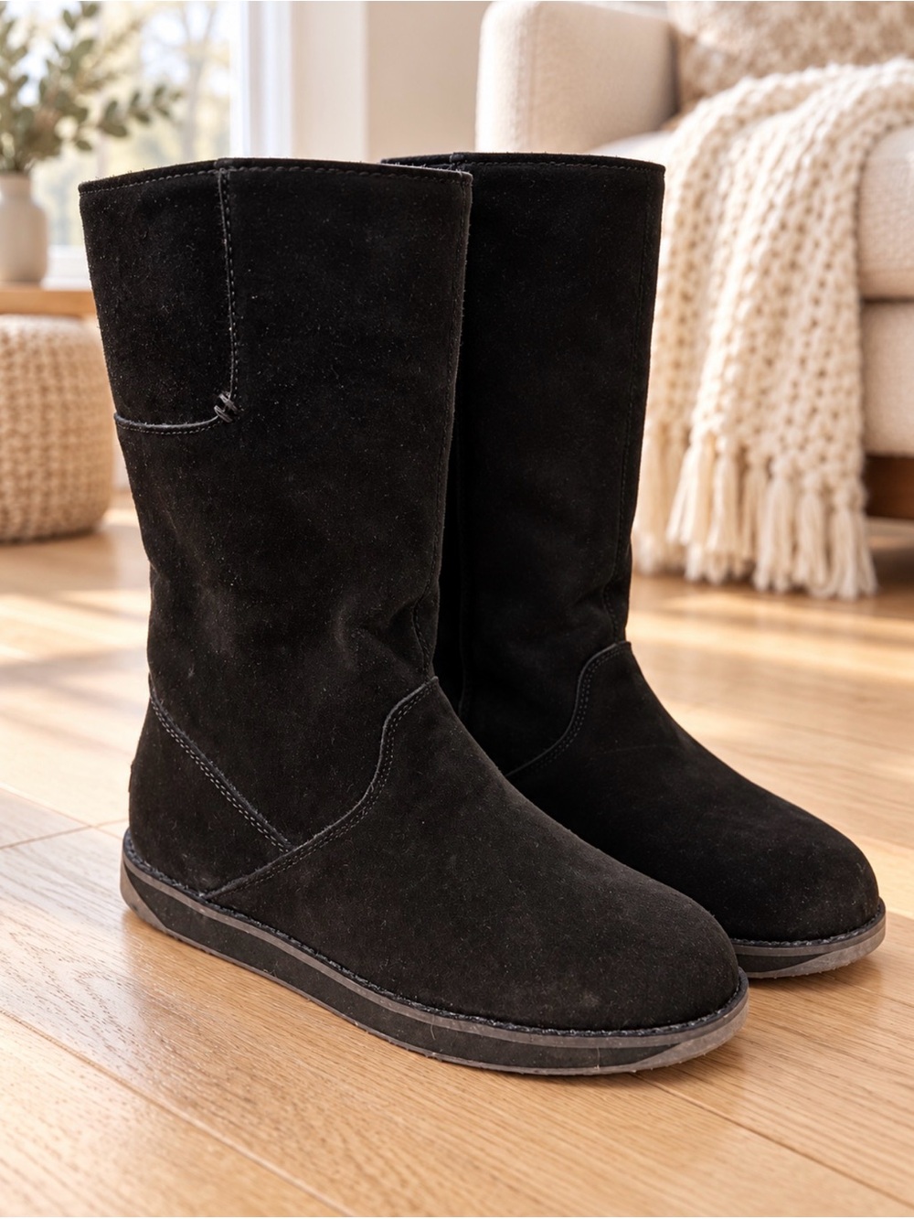 EMU size 6 black boot NWOT